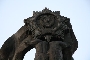 Une main Ukrainienne et une Russe soutiennent une étoile sous le monument de l'amitié Russo-Ukrinienne. Kiev